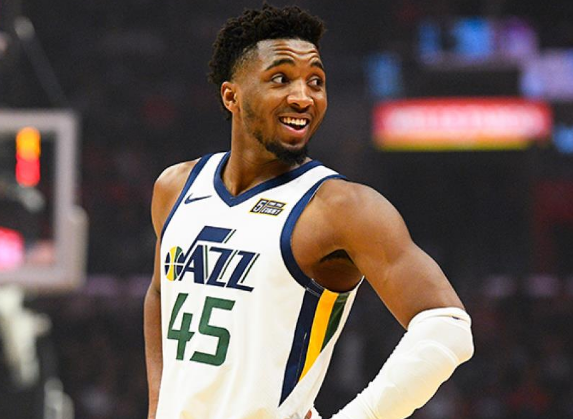 NBA约基奇补时争议三分绝杀勇士，终结对手七连胜登顶西部引热议